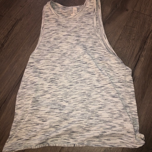 Lululemon tank size 4 - Picture 1 of 3